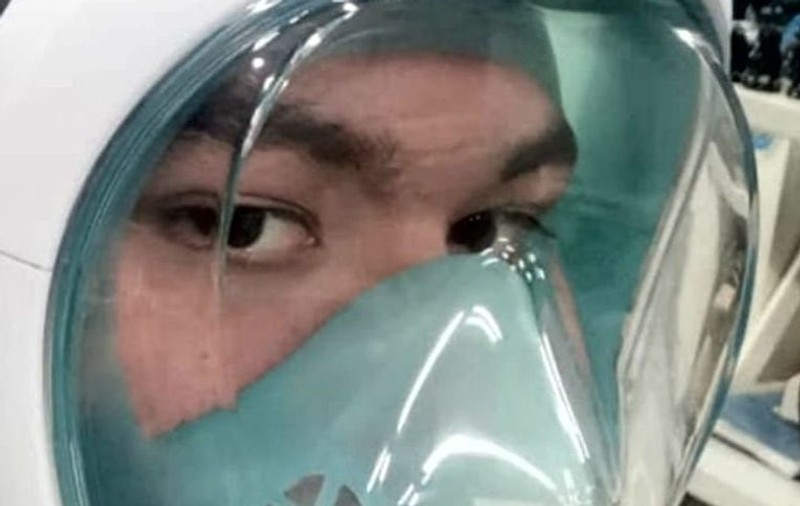 Măști de protecție din plastic, făcute într-un laborator din Iași cu o imprimantă 3D. Au fost trimise medicilor spre testare
