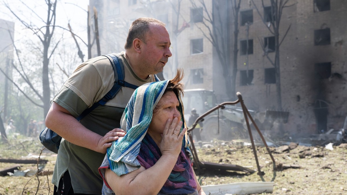 Localnici din Kramatorsk se uită la casa lor distrusă de bombardamente rusești Foto: Profimedia