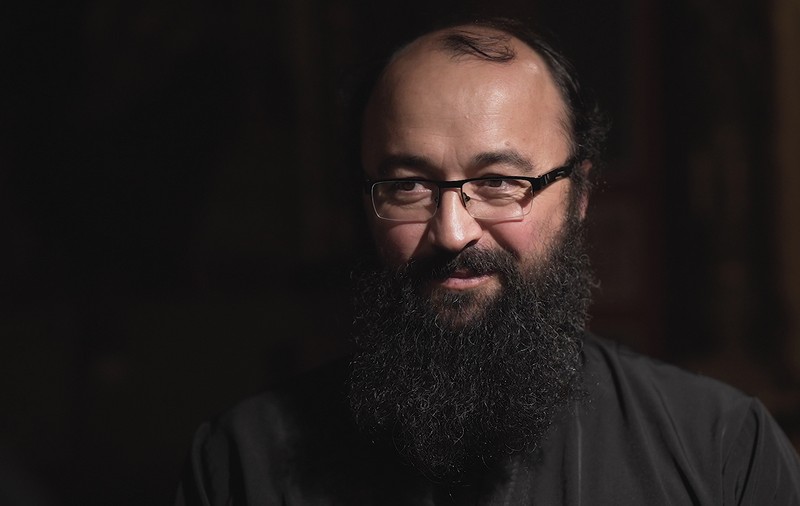 Procurorii insistă pentru arestarea preotului Visarion Alexa. Stenogramele, publicate de RTV: „A introdus mâna pe sub bluză și i-a atins sânii”