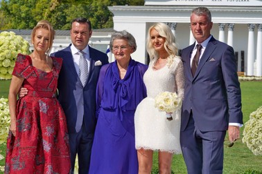 De la stânga: Claudia Gliga, edilul Cătălin Cherecheș, Viorica Cherecheș, Tabita Gliga și Doru Petru Gliga, septembrie 2019. Inquam Photos / Ghiță Porumb