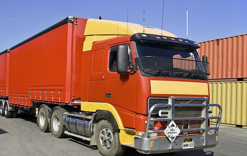 Şofer de camion amendat pentru că făcea duş la volan