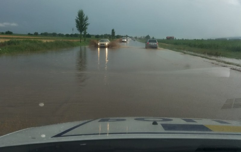 Rupere de nori la Focșani. Străzi și gospodării inundate, copaci căzuți pe șosea sau pe mașini