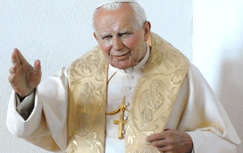 Papa Ioan Paul al II-lea, la o bere şi un dans cu blonde