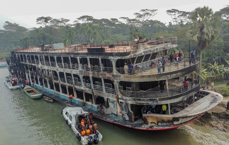 Cel puțin 37 de oameni au murit într-un incendiu izbucnit pe un feribot, în Bangladesh