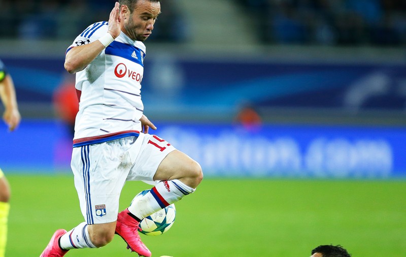 Imagini horror pe stadion: Valbuena a fost ”spânzurat” pe ”Velodrome” / VIDEO