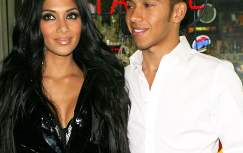 Nicole Scherzinger găteşte lasagna pentru a păstra romantismul în relaţie