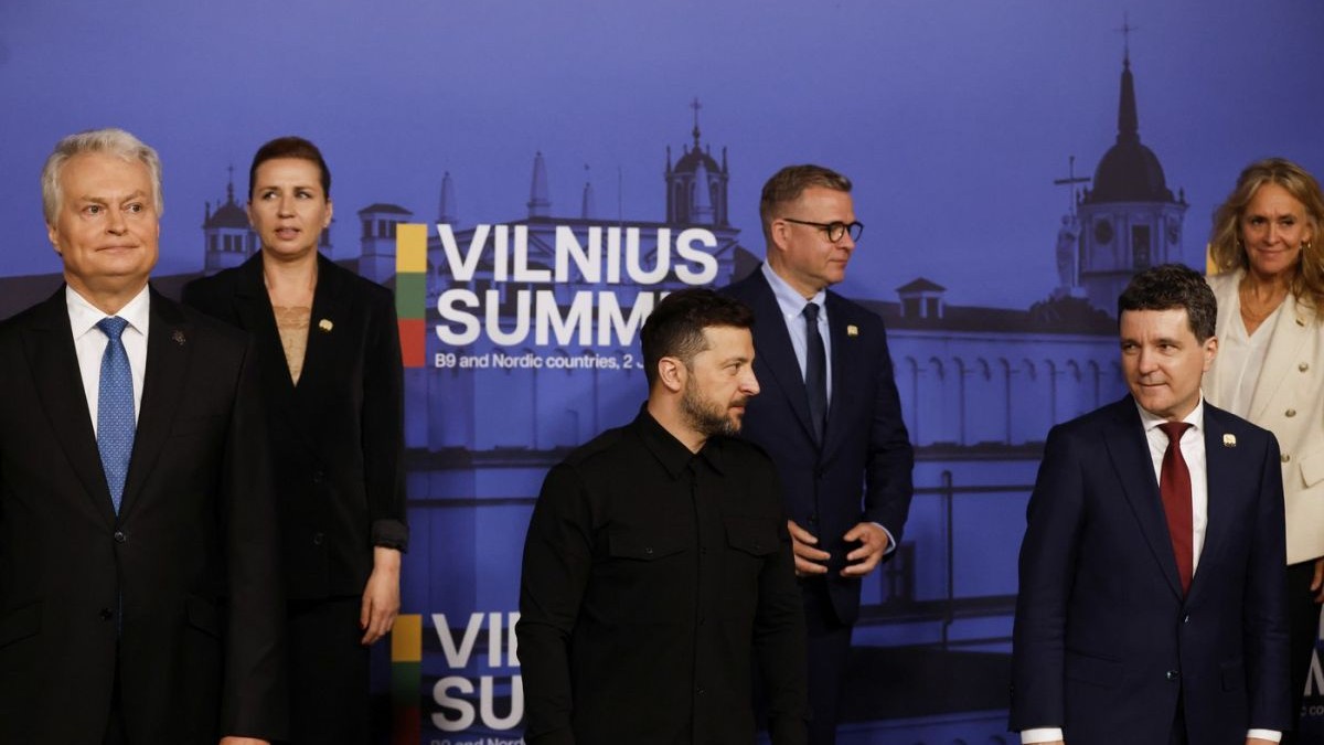 De la stânga la dreapta, președintele Lituaniei, Gitanas Nauseda, prim-ministrul Danemarcei, Mette Frederiksen, președintele Ucrainei, Volodymyr Zelenskyy, prim-ministrul Finlandei, Petteri Orpo, președintele României, Nicușor Dan, și ministrul de externe al Islandei, Katrin Gunnarsdottir, pozează în timpul unei fotografii de grup la Summitul de la Vilnius, la Palatul Marilor Duci ai Lituaniei din Vilnius, Lituania, luni, 2 iunie 2025