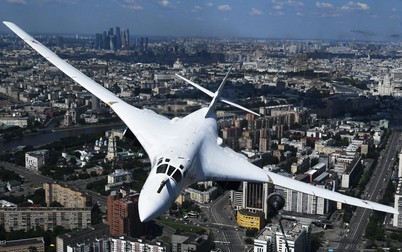 epa08505832 Russian Tupolev Tu-160 strategic bomber in flight over Moscow during the military parade in Moscow, Russia, 24 June 2020. The military parade marking the 75th anniversary of the victory over Nazi Germany in the World War II takes place in the Red Square on 24 June 2020, as the traditional troops parade as part of the Victory Day Parade which is annually held on 09 May, was cancelled due to Covid-19 epidemic in Russia. EPA-EFE/VLADIMIR ASTAPKOVICH / HOST PHOTO AGENCY / POOL MANDATORY CREDIT