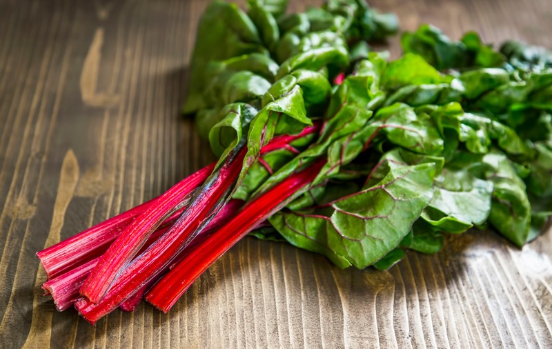 Mangold sau sfecla elvețiană - ce este, cum se consumă și ce beneficii are