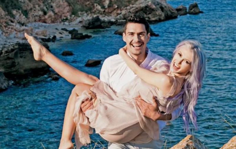 Andreea Bălan și George Burcea se căsătoresc pe plaja Sunset Beach. Părinții nu vor fi prezenți