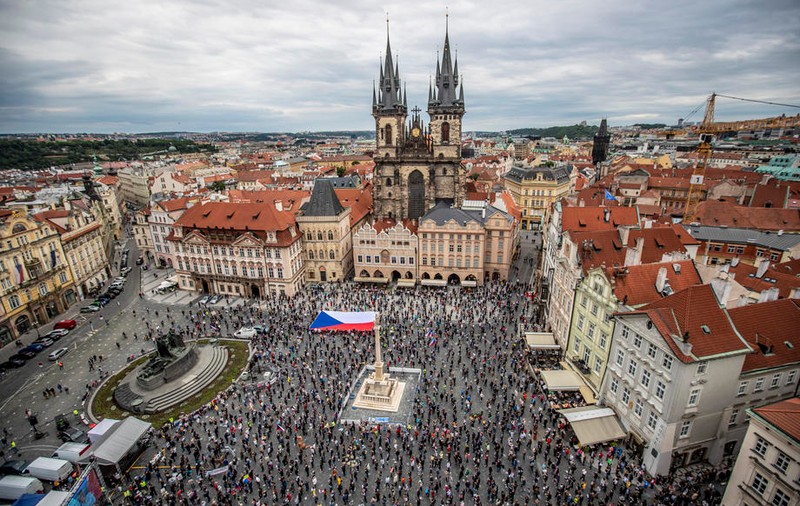 Artiştii protestează față de restricţiile legate de COVID-19 la Praga
