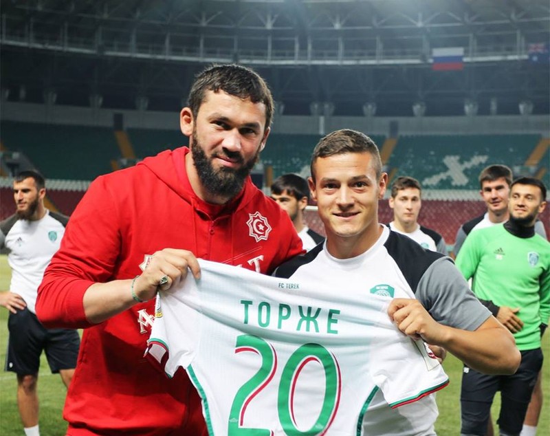 Gabi Torje se adaptează stilului de viață din Cecenia. Tricolorul învață să tragă cu mitraliera