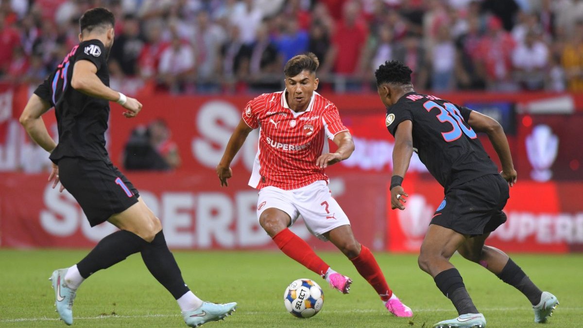 Alexandru Musi (C), de la Dinamo, lupta pentru balon cu Juri Siyabonga Ngezana(D), de la FCSB, in timpul meciului de fotbal din etapa a IV-a a Superligii, disputat pe Arena Nationala din Bucuresti, sambata, 2 august 2025. ALEXANDRU DOBRE / MEDIAFAX FOTO