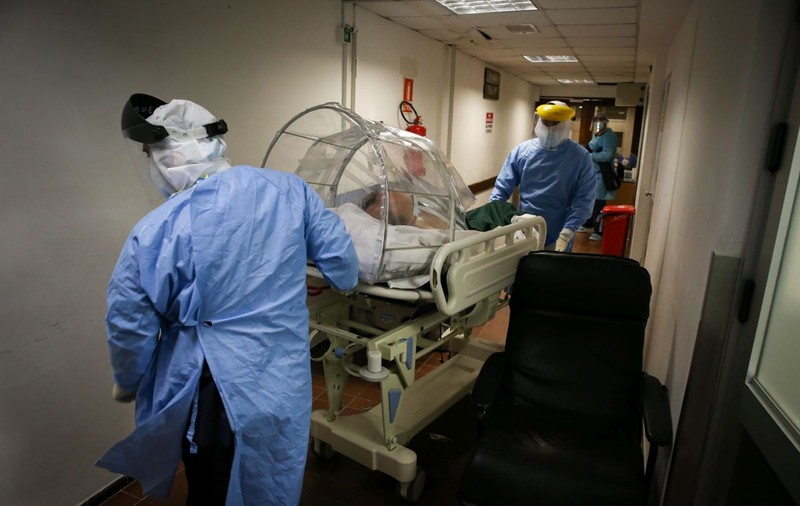 Mai multe țări cu rate mari de vaccinare se confruntă acum cu o explozie de cazuri COVID. Explicația experților