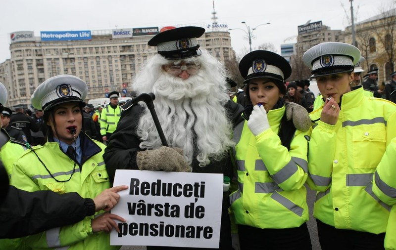 Sute de angajați ai Poliţiei Locale protestează în faţa Guvernului / FOTO