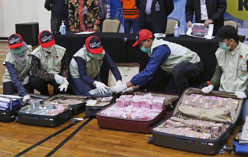 Un ministru indonezian a fost arestat, după ce a deturnat peste 1 milion de dolari din ajutoarele pentru săraci