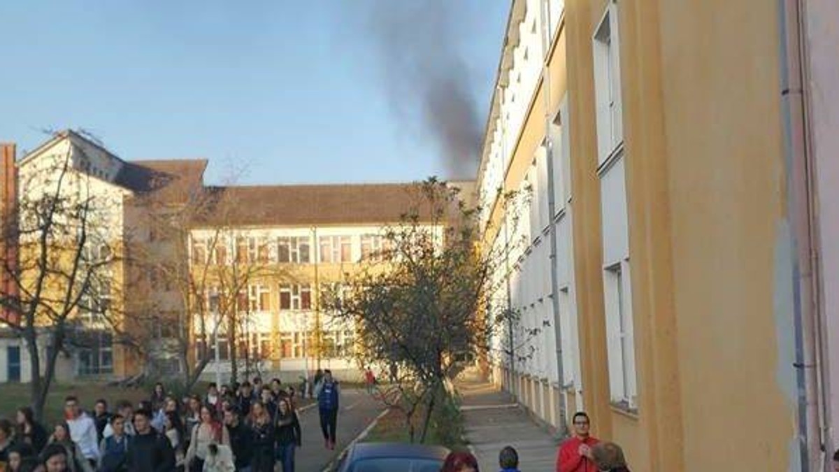 Incendiu într-un liceu din Hunedoara. Fumul negru care se degaja din subsolul liceului din Hunedoara