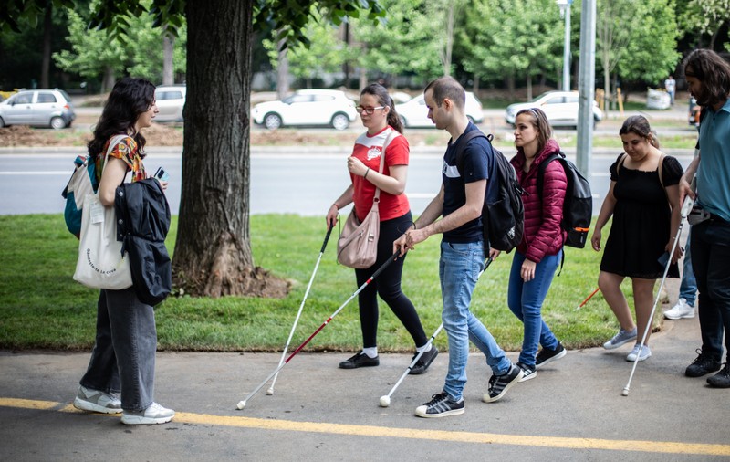 La Școala Clubului de Mobilitate Urbană, nevăzătorii învață cum să se descurce în viață pe cont propriu
