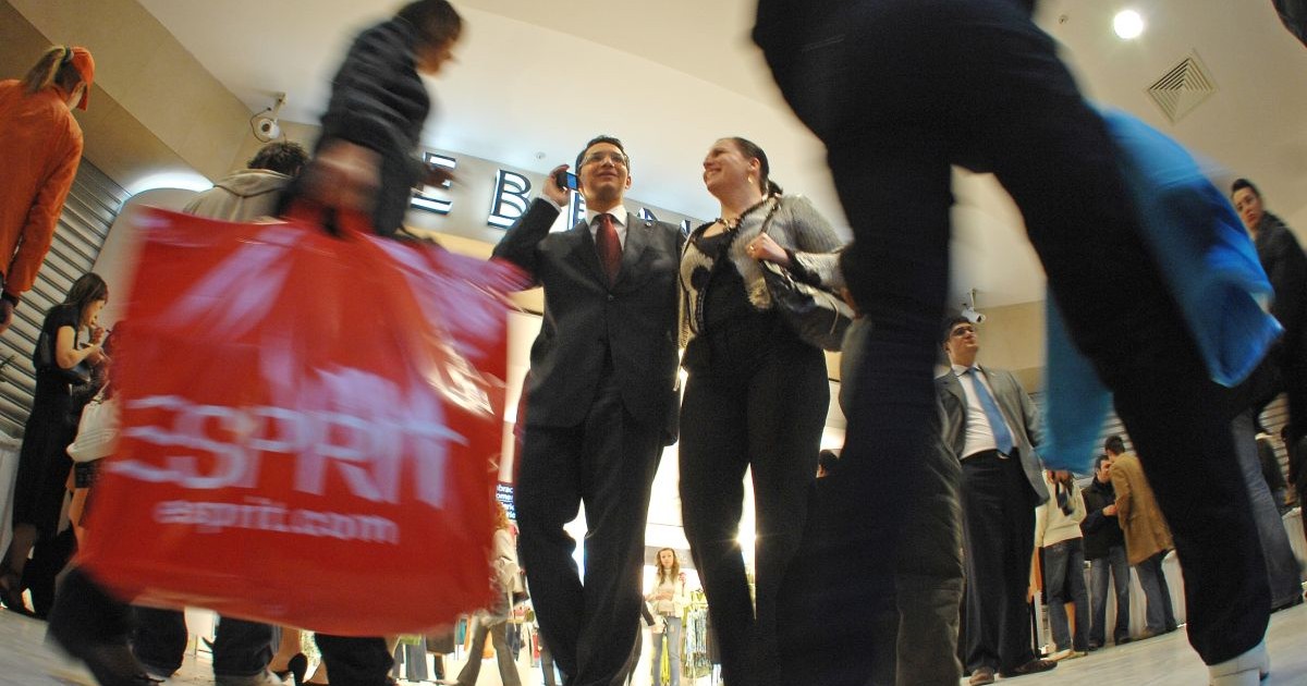 Un cuplu strabate, vineri 30 martie 2007, o galerie de magazine, intr-un Mall din București