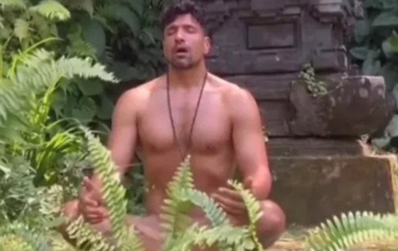 Un influencer german riscă 3 ani de închisoare, după ce a meditat gol în fața unui templu hindus din Bali: „Eram pe terenul meu”