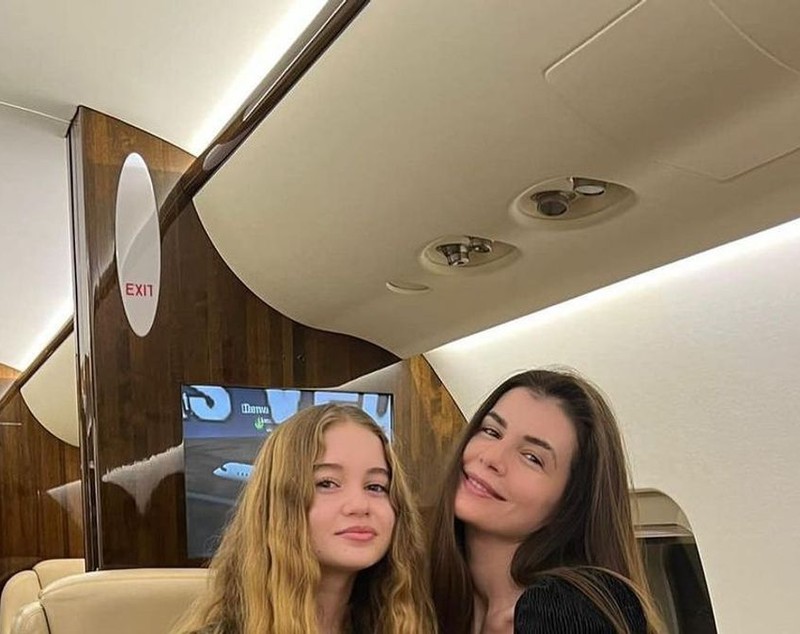 Irina, fiica lui Irinel Columbeanu și a Monicăi Gabor, a ajuns în România. Tatăl ei a așteptat-o la aeroport