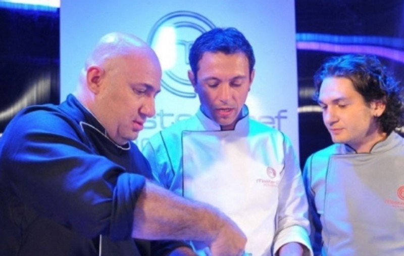 AŞA CEVA MAI RAR la MasterChef! Scărlătescu, Bontea şi Dumitrescu S-AU BĂTUT pe preparatul unei vedete! "Nu am văzut aşa tehnică de când mama m-a făcut"