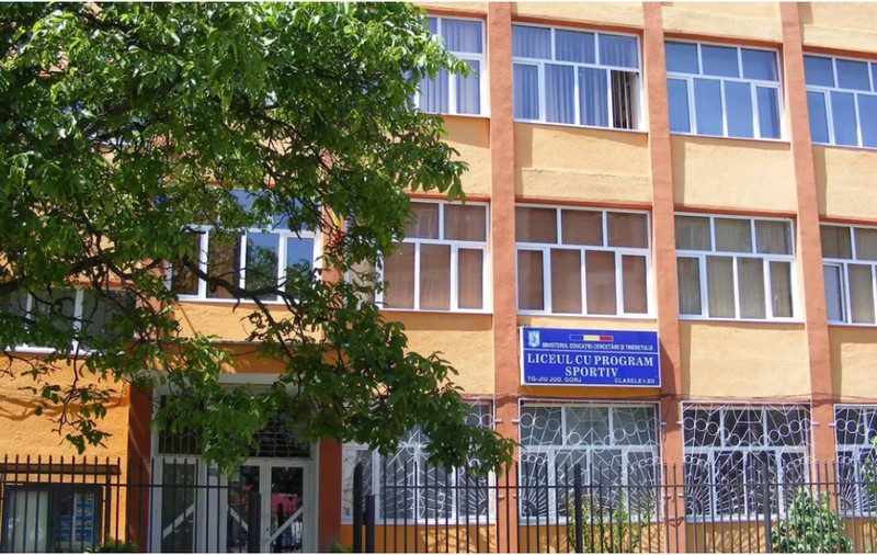 Elevul de 14 ani din Târgu Jiu înjunghiat de un coleg în timpul pauzei se află în stare stabilă