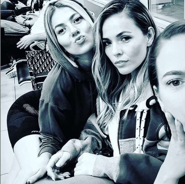 Artista a pleca în vacanță cu surorile ei Dana și Estera