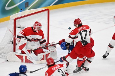 Danezii încearcă să evite un gol al Cehiei. Foto: Imago