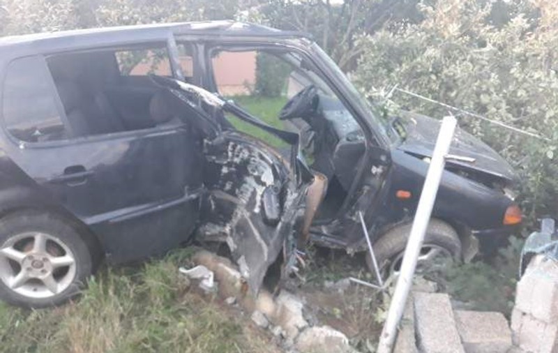 Un tânăr de 19 ani, fără permis şi băut, a intrat  înt-run cap de pod din Suceava. Băiatul e în comă