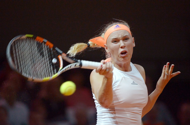 Caroline Wozniacki a muncit mult pentru a câștiga primul set în fața Simonei Halep FOTO: EPA