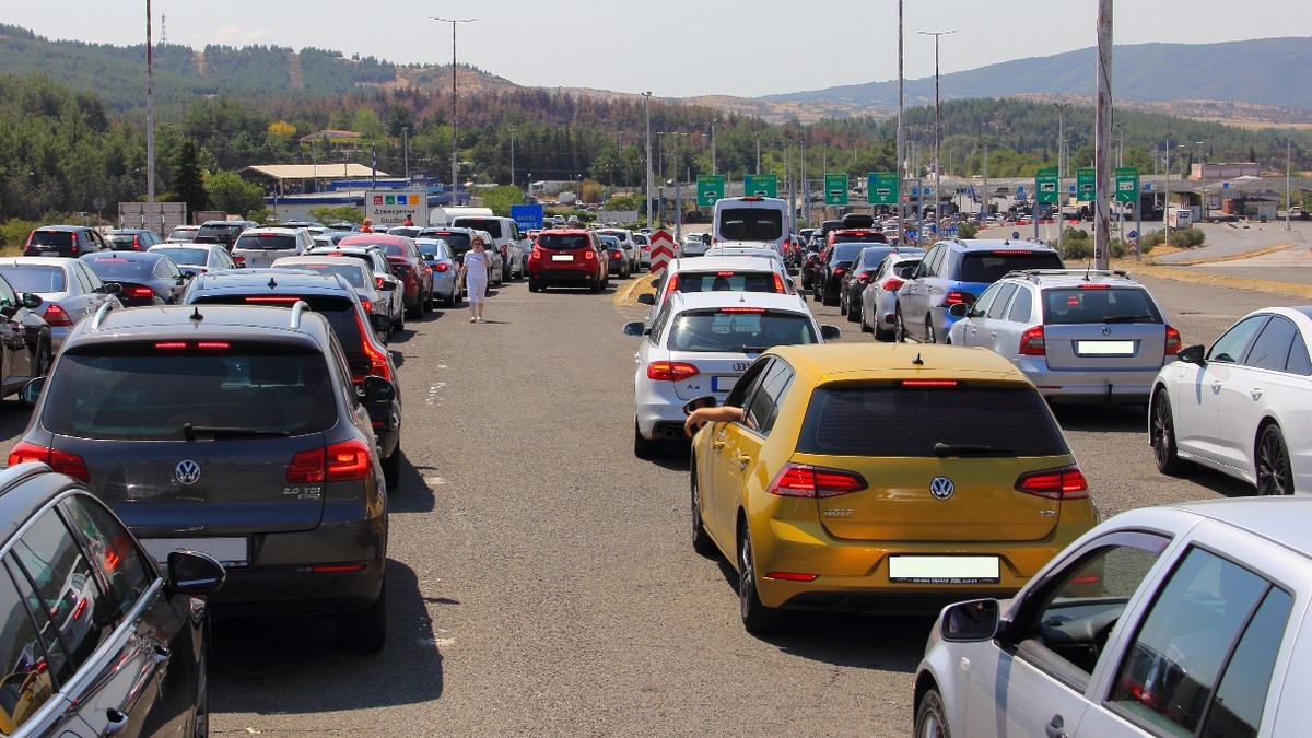 Aglomerație mare de autoturisme, mai multe coloane la un punct de trecere a frontierei
