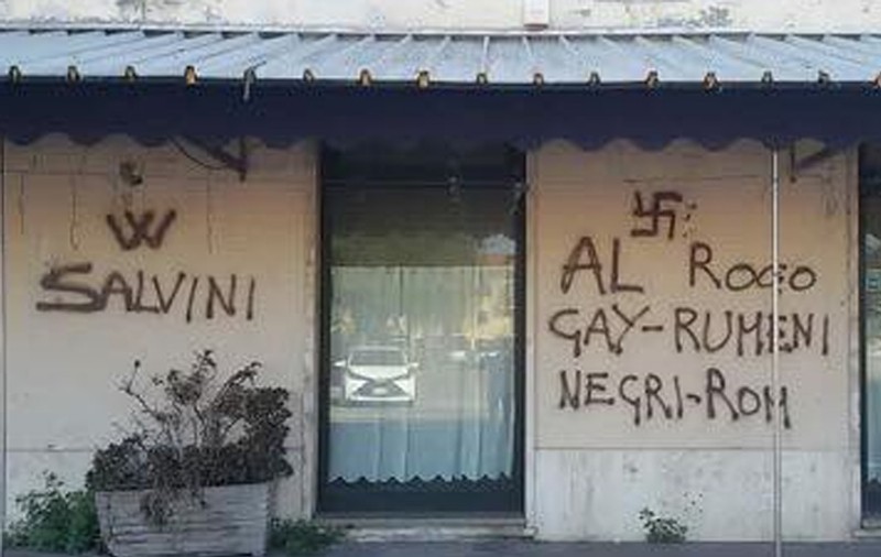 Simboluri și amenințări naziste la adresa românilor într-un oraș din Italia