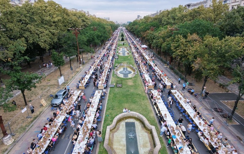 20000 de oameni s-au așezat la „Masa care unește” la București (5)