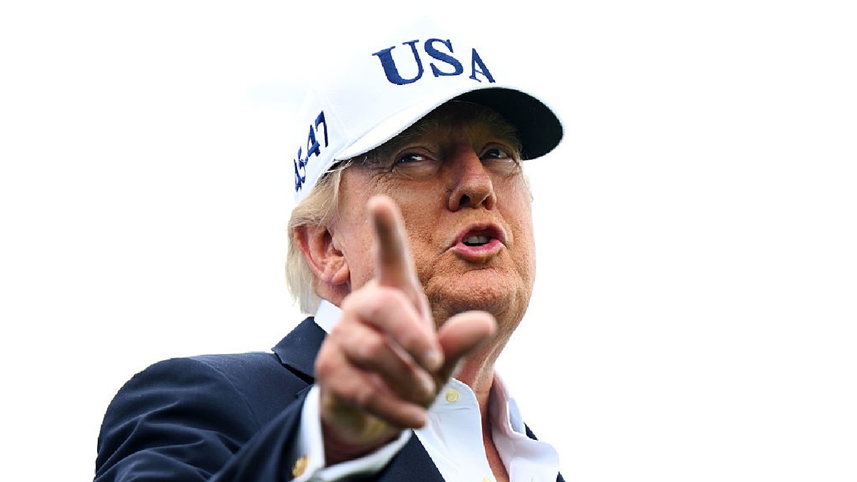 Președintele SUA, Donald Trump, ccu o șapcă albă pe care scrie SUA, gesticulează, pe 13 septembrie 2026, în Doonbeg, Irland
