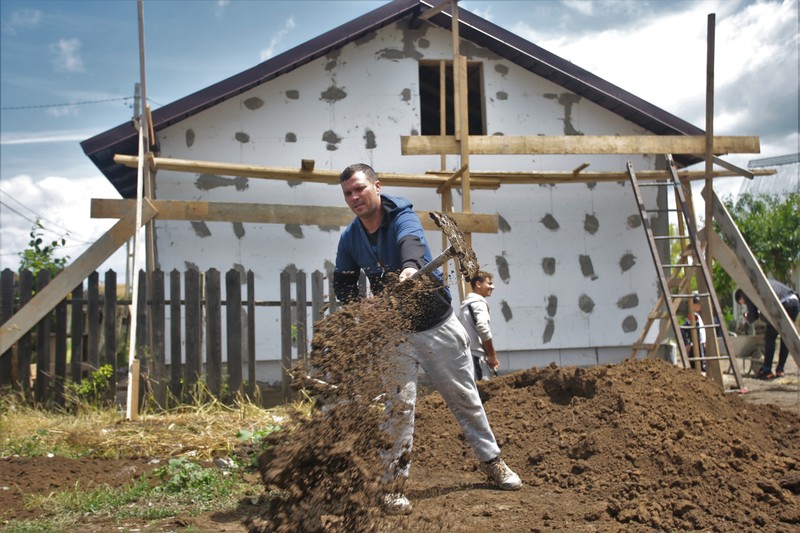 În pauzele de la serviciu, Emil vine să ajute la ridicarea casei