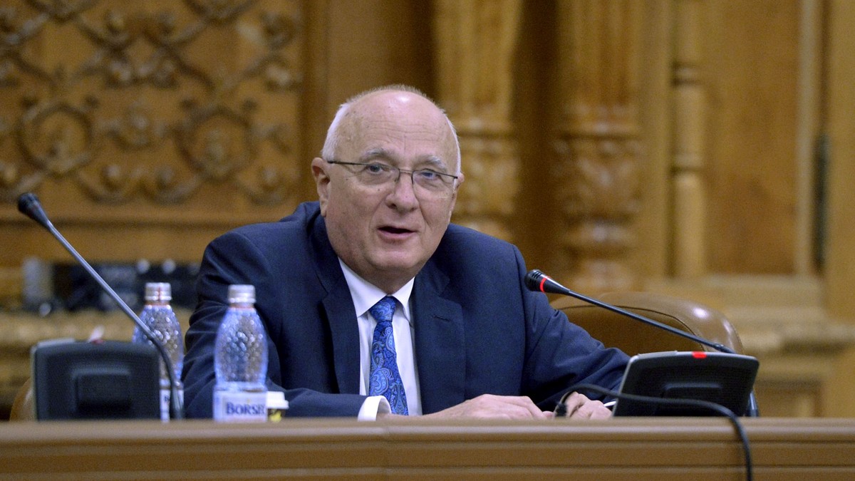 Dan Radu Rușanu surprins în timp ce vorbește la Parlament, în iunie 2017. Poartă un sacou albastru închis, o cravată albastră și o cămașă albă
