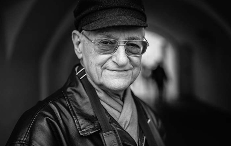 Fotograful Sibiului a murit după 60 de ani de presă: „Eu nu sunt un paparazzi. Dacă merg la plimbare pe o stradă și e o poartă de fier, iese un cap de floare, eu mă opresc și fac poze”