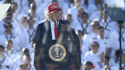 Donald Trump ține un discurs la baza navală Norfolk cu ocazia împlinirii a 250 de ani de la înființarea marinei americane Foto: Profimedia