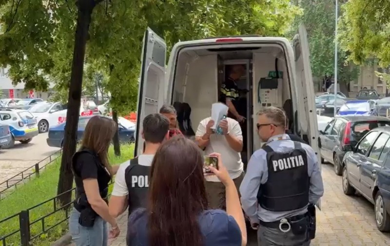 14 șoferi de autobuz din Iași, acuzați că au furat timp de un an motorină de la muncă, au fost reținuți