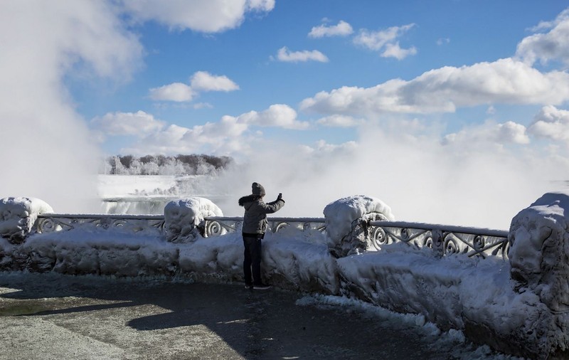 Imagini fabuloase cu Niagara înghețată. Turiștii își fac selfie printre ghețuri