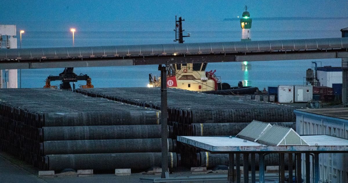 Conductele neutilizate pentru conducta de gaze Nord Stream 2 din Marea Baltică, care circulă din Rusia în Germania, se află în portul din municipalitatea Sassnitz, iulie 2023