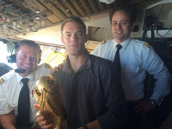Manuel Neuer, cel mai bun portar al turneului final, s-a pozat alături de piloții avionului care au adus Germania acasă