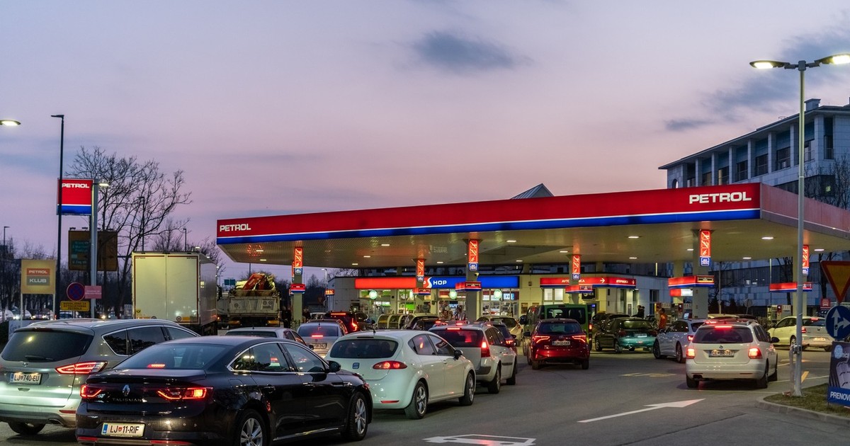Cozi de mașini care așteaptă să alimenteze la o benzinărie Petrol din Ljubljana Foto: Profimedia