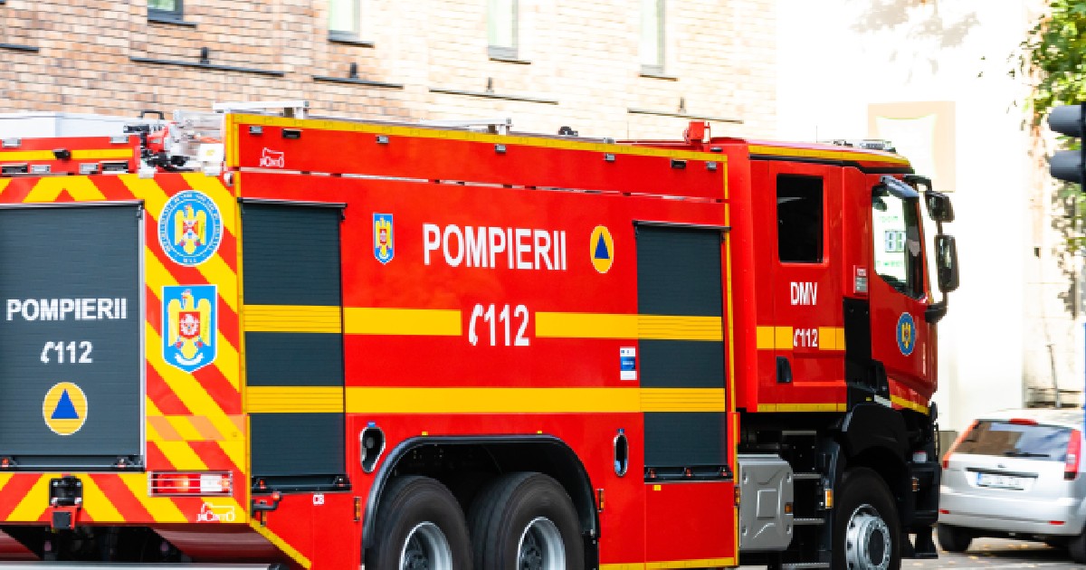 Mașină de pompieri în drum spre intervenție