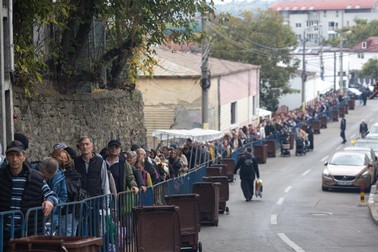 Pelerini la coadă la Sfânta Parascheva