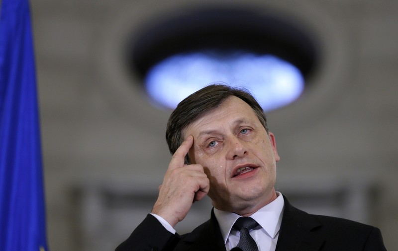 Crin Antonescu, DESFIINŢAT de un deputat PSD: „Este nepregătit şi pus pe harţă”