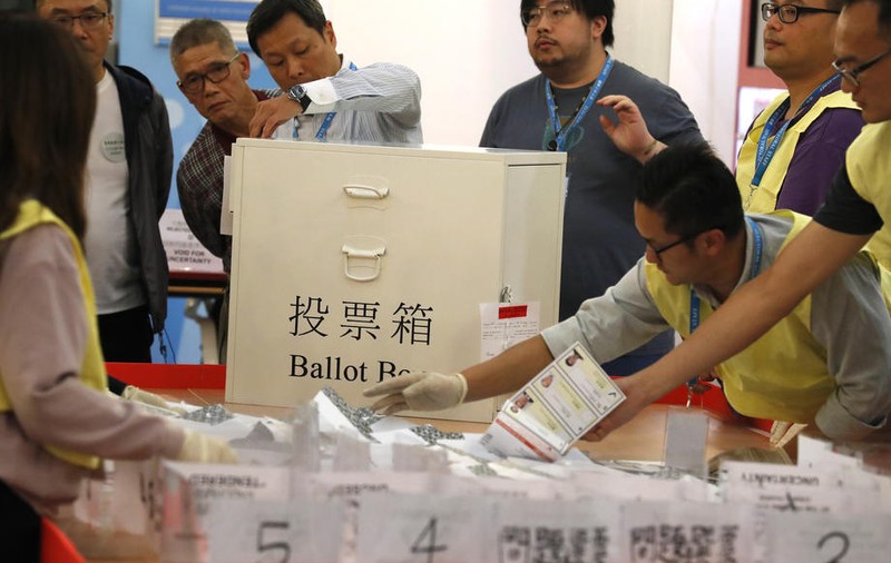 S-au încheiat alegerile locale din Hong Kong. Participare record la vot