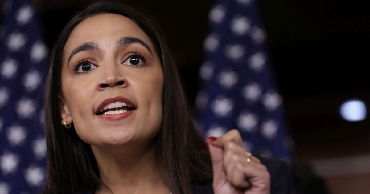 Alexandria Ocasio-Cortez vorbește în timpul unei conferințe de presă la Washington DC, SUA ,pe 24 mai 202
