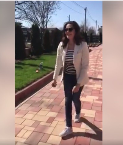 Claudia Pătrășcanu joacă fotbal cu fiul ei. Totul a fost filmat